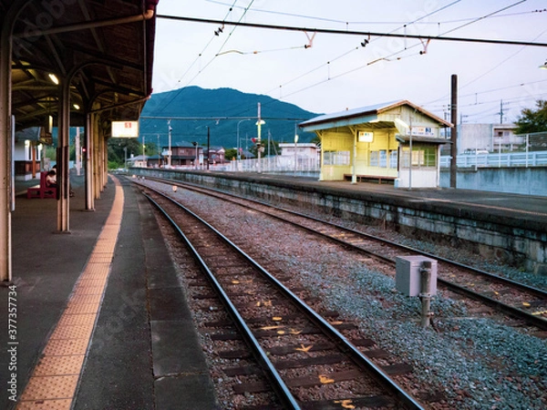 Fototapeta 閑散とした人気のない田舎の駅