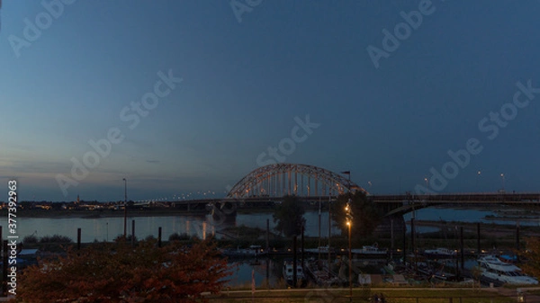 Fototapeta Most Waalbrug w Nijmegen podczas zachodu słońca