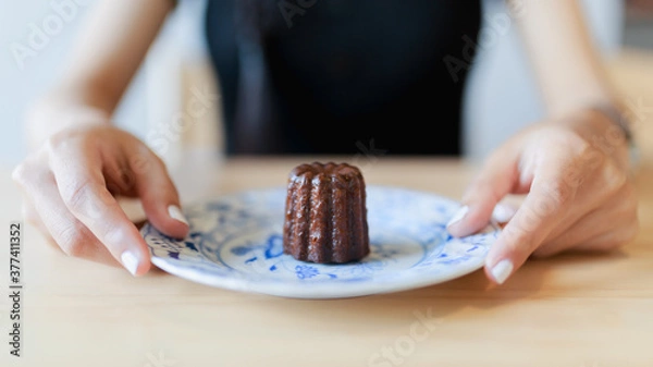 Fototapeta slicing a cake
