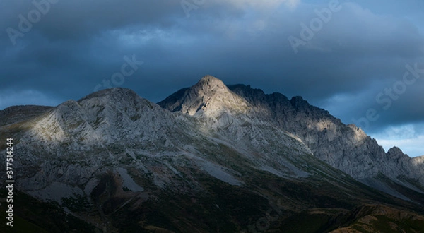 Fototapeta Massif of Las Ubiñas between Asturias and Leon. In the Natural Parks of Las Ubiñas-La Mesa in Asturias and the Natural Park of Babia y Luna in Leon, Spain, Europe