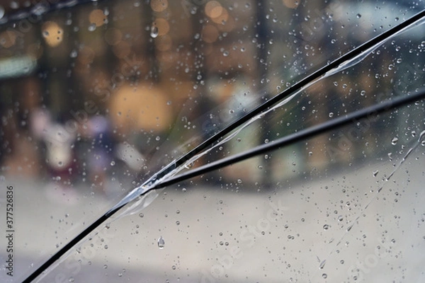 Obraz 雨降りの街でビニール傘の中から見る雨の雫