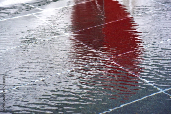 Obraz 水面に映る赤いオブジェ