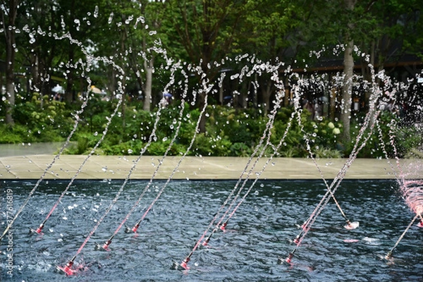 Obraz 水流がリズミカルに動く噴水