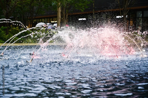 Obraz 水流がリズミカルに動く噴水