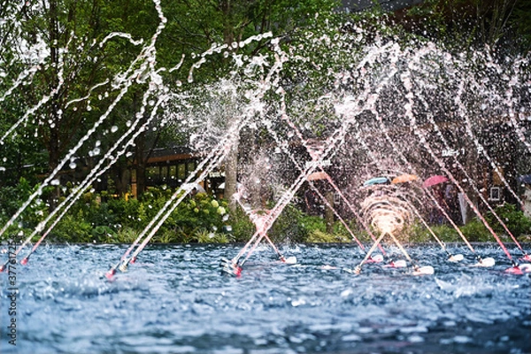 Obraz 水流がリズミカルに動く噴水