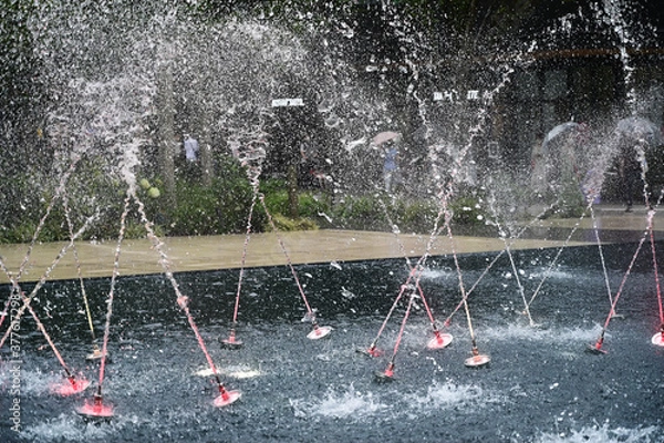 Obraz 水流がリズミカルに動く噴水