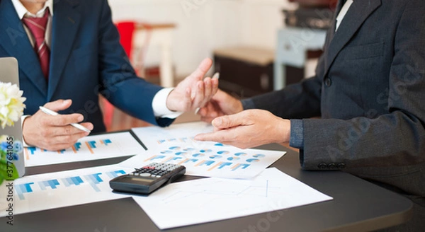 Fototapeta Businessmen discuss and explain to exchange ideas with business partners.