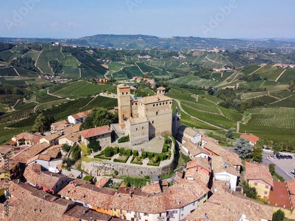Obraz Castello e borgo di Serralunga d Alba in Piemonte