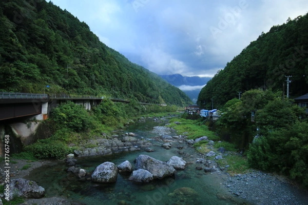 Obraz 山の間から