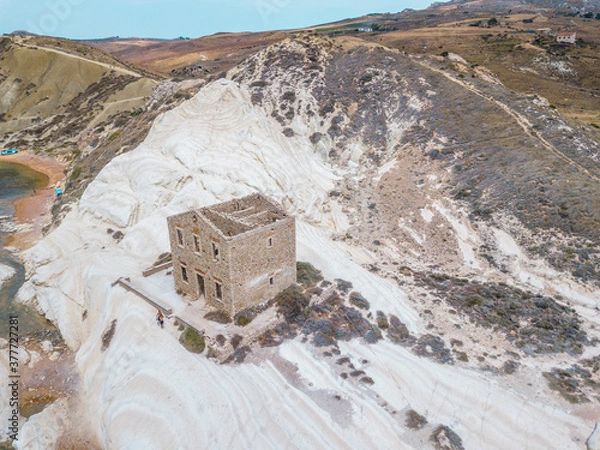 Obraz Punta Bianca, Agrigento na Sycylii we Włoszech - Biała plaża ze starymi ruinami opuszczonego kamiennego domu na białych klifach