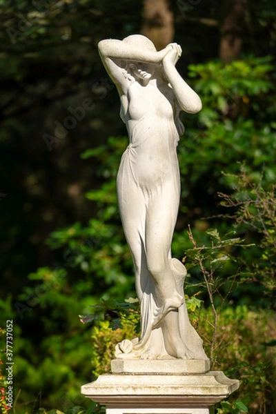 Obraz white marble statue of a woman in the park 
