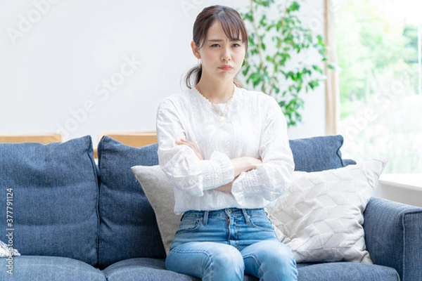 Fototapeta パソコンを操作するアジア人女性