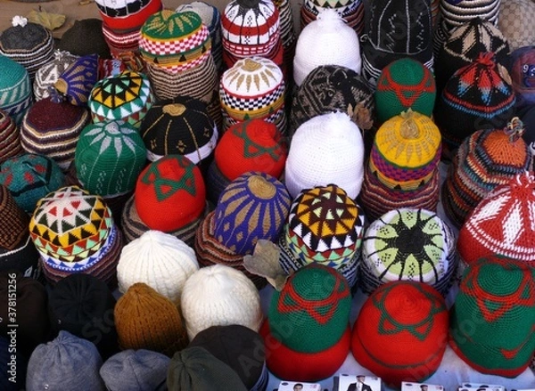 Obraz Mützen auf einem Markt in Marokko