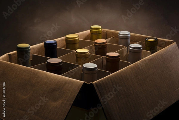 Fototapeta Butelki wina w kartonowym pudełku gotowe do zabrania do domu