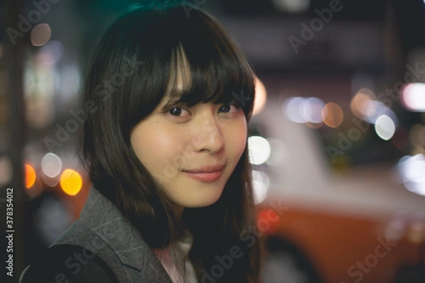 Fototapeta こちらを見るロングヘアの女性