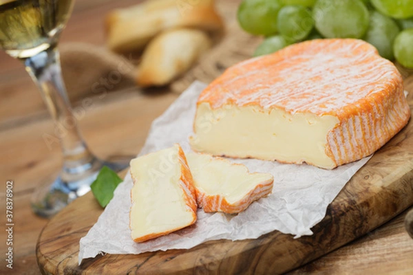 Fototapeta Französischer Weichkäse, Brot, Weintrauben und Wein