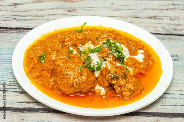 Obraz chicken kasha is a very popular Bengali dish. It is cooked in onion, ginger-garlic, and masala based gravy. The dish is semi-dry.