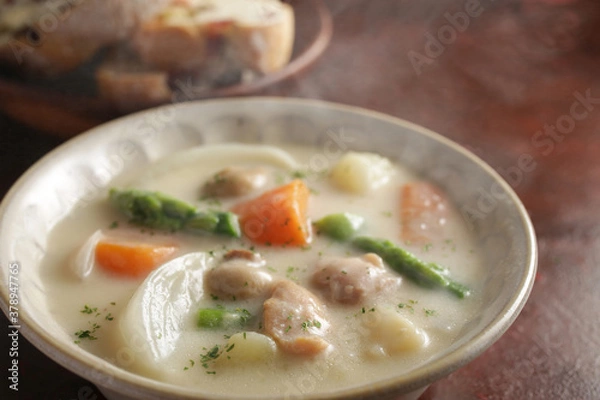Fototapeta 赤茶色の背景の中のクリームシチュー