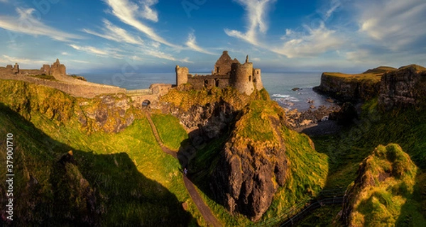 Obraz Dunluce Castle to średniowieczny zamek w Bushmills w Irlandii Północnej - duża panorama