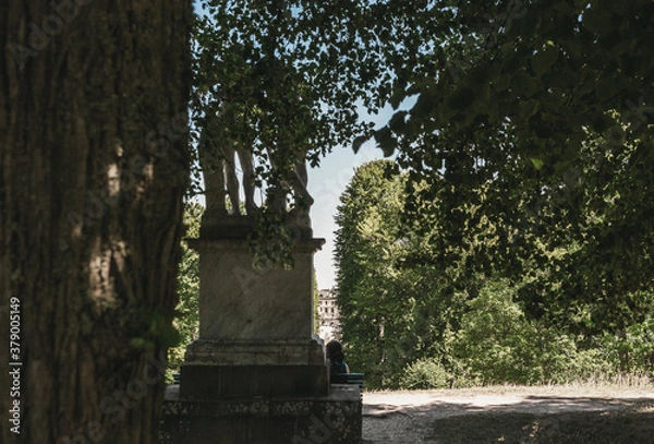 Obraz statue in park