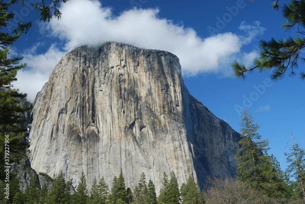 Obraz View of El Capitan in Yosemite National Park on a beautiful Spring day when a cloud touched the very top of the monolith rock formation