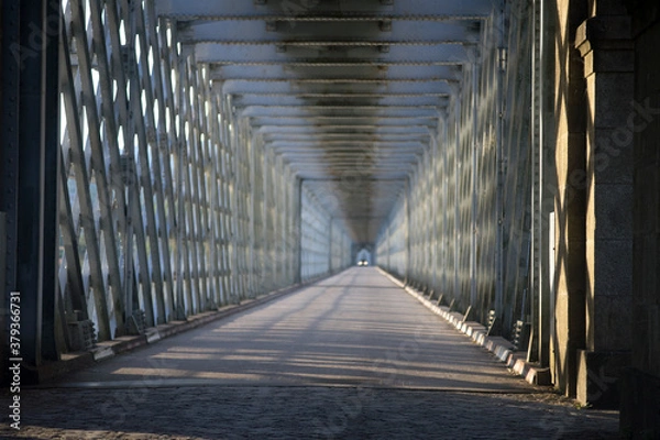 Fototapeta międzynarodowy most eiffla nad rzeką Miño