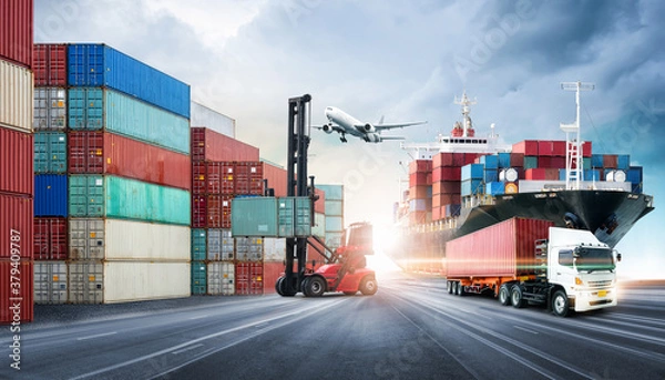 Obraz Logistyka biznesowa i koncepcja transportu kontenerów statek towarowy i samolot towarowy w stoczni w dramatycznym błękitnym niebie, logistyczny import, eksport i transport w tle