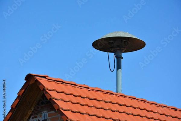 Obraz Sirene auf Hausdach