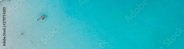Obraz Widok z lotu ptaka na piękne Morze Śródziemne i pływaka, gdzie można zobaczyć popękane skaliste podwodne koralowce i czystą turkusową wodę Protaras na Cyprze,