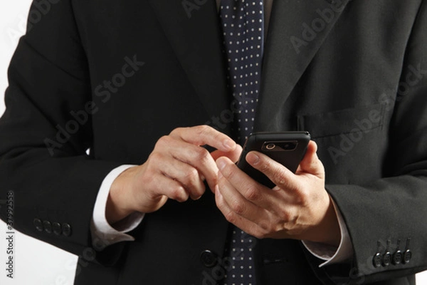 Fototapeta スマートフォンを使うビジネスマン