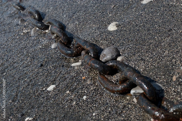 Obraz rusty chain on the shore