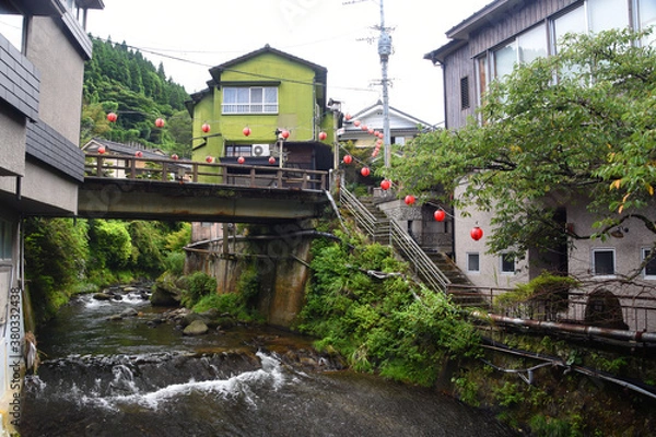 Fototapeta 湯平温泉の花合野川と街並み
