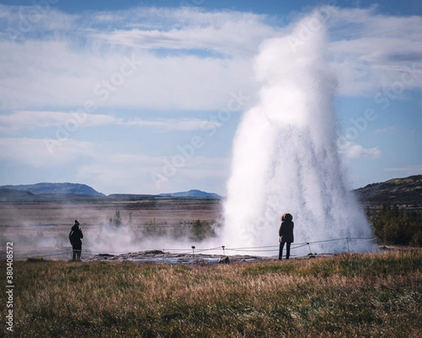 Fototapeta Geysir, słynne islandzkie miejsce na złotym kręgu. Niewielu turystów w czasach covid ze względu na ograniczenia w podróżowaniu. To miejsce jest zatłoczone przez cały rok ... no cóż, nie w tym roku.