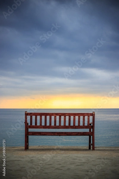 Fototapeta ビーチとベンチ　孤独なイメージ