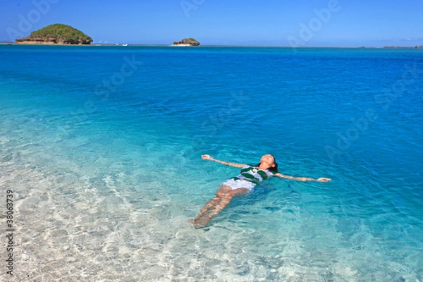 Fototapeta 海水浴を楽しむ女性