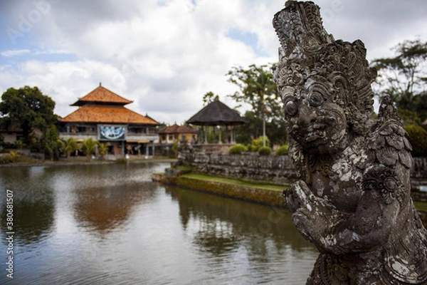 Obraz Statue on the river