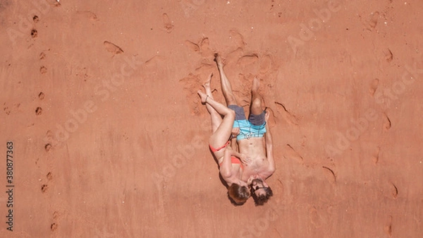 Fototapeta Para na plaży z czerwonym piaskiem