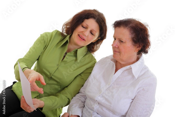 Fototapeta Junge und ältere Frau mit einem Dokument