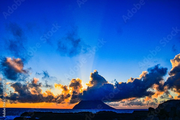 Fototapeta 八丈小島と夕日