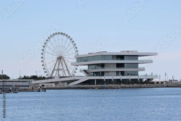 Fototapeta Edificio con noria