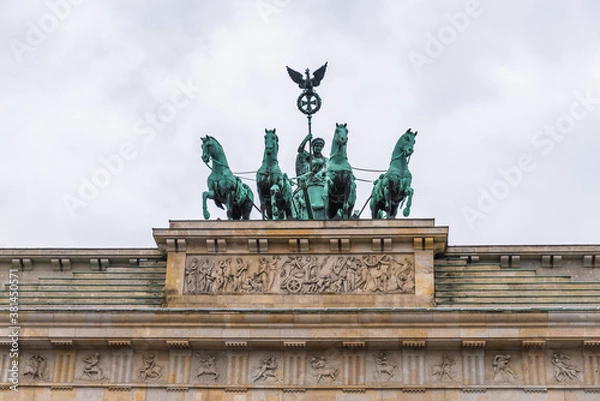 Fototapeta Quadriga of Victory, the teal statue with horses on top of the Brandenburg Gate on a winter day
