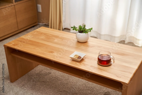 Obraz リビングで過ごす午後_紅茶とクッキーと観葉植物