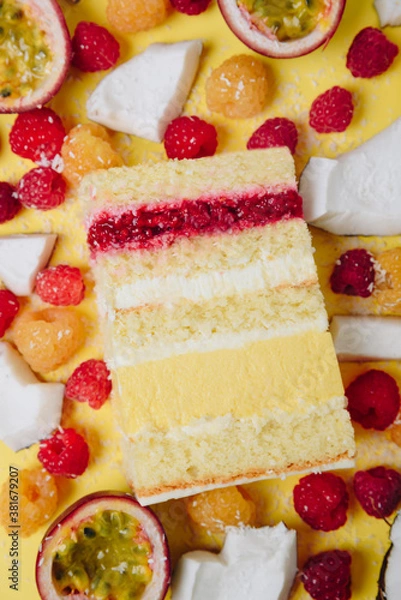 Obraz Slice of cake in the section on the background of fruit