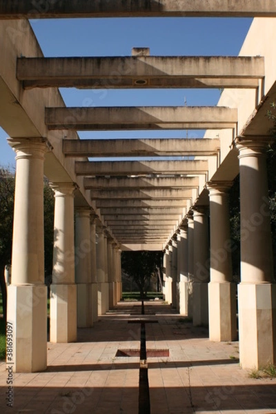 Obraz Estructura urbana con columnas.