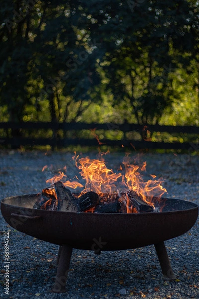 Fototapeta Feuer in einer Feuerschale
