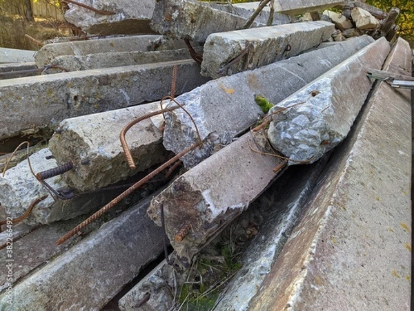 Obraz rusty metal rods sticking out of concrete pillars