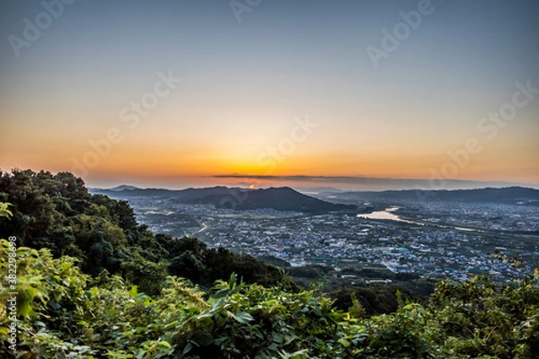 Obraz 和歌山県紀の川市の百合山から見える和歌山港に沈む夕日。秋、10月。