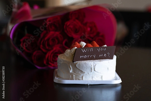 Obraz will you marry meのチョコプレート付きのショートケーキと12本のバラ