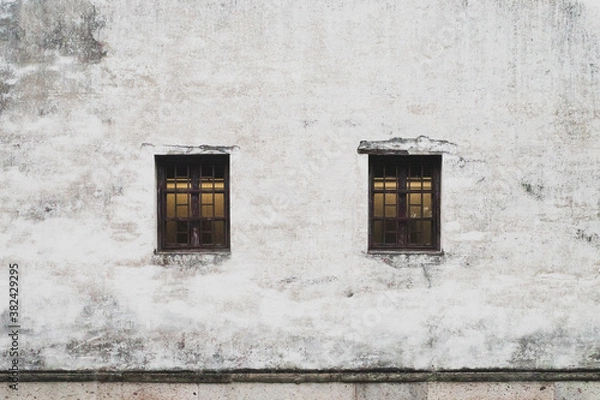 Obraz Tło dwóch okien na białej ścianie tradycyjnej chińskiej architektury