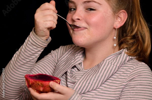Obraz Girl with fruit pitahaya
